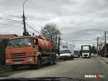 Грузовики в центре деревни | Источник: Михаил Мечев / MSK1.RU