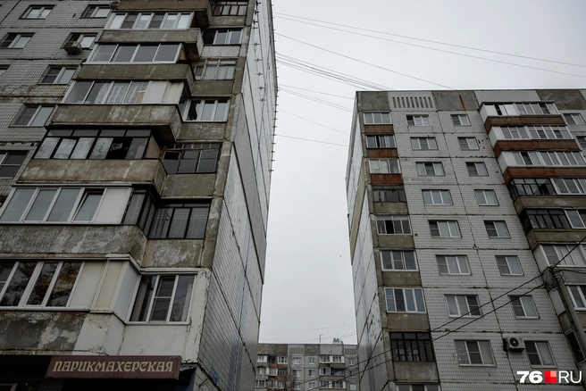 Серое небо нависло над панельными многоэтажками | Источник: Александр Куренной / 76.RU