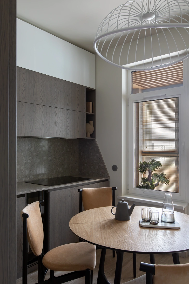 Подвесной светильник, Mantra. Кухня, Aster Cucine. Вытяжка, Kuppersbusch. Плита, Bosch. Винный холодильник, Electrolux. Столешница и стеновая панель выполнены из кварцевого агломерата, Vicostone. Столовая группа, Unika Moblar. Посуда на столе, Wilvercot. | Источник: Борис Бочкарев. стиль: Ольга Харламова