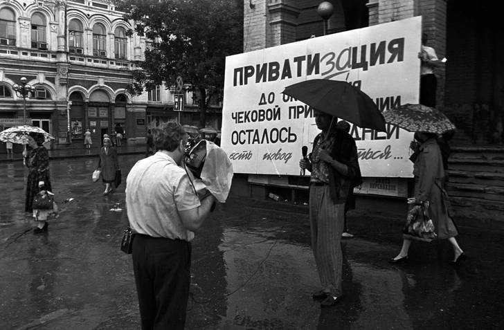 Итальянские сапоги, банка меда и бутылка водки: почему россияне не получили обещанные Чубайсом «Волги» во время приватизации