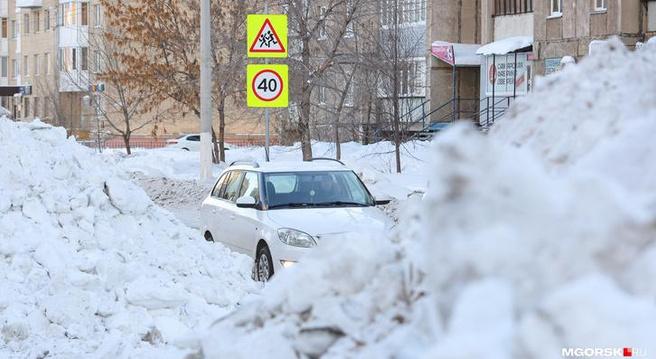 В Магнитогорске дорожники убрали снежные кучи и обработали тротуары после вмешательства прокуратуры 