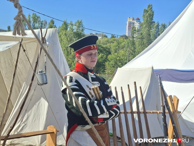 Реконструкторы представляли быт и вооружения эпохи Петра I, Отечественной и Первой мировой войн | Источник: Алёна Воропаева / Voronezh1.ru