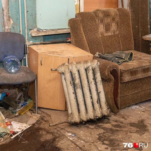 Срезанные батареи лежат прямо в доме | Источник: Артем Бауман / 76.RU