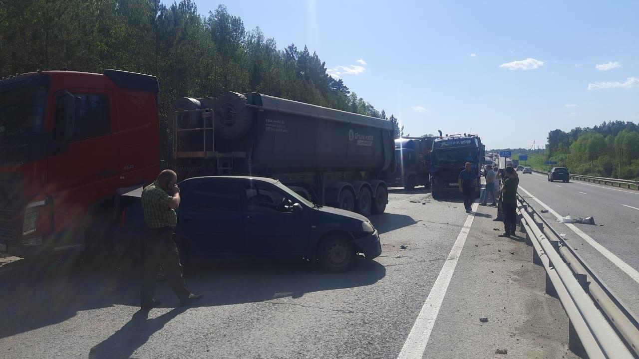На трассе Екатеринбург — Тюмень из-за массовой аварии ограничили движение