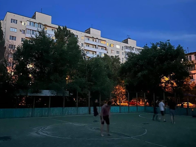 По утверждению местных жителей, освещение отключили после жалобы пенсионерки, недовольной игрой в футбол | Источник: читатели V1.RU