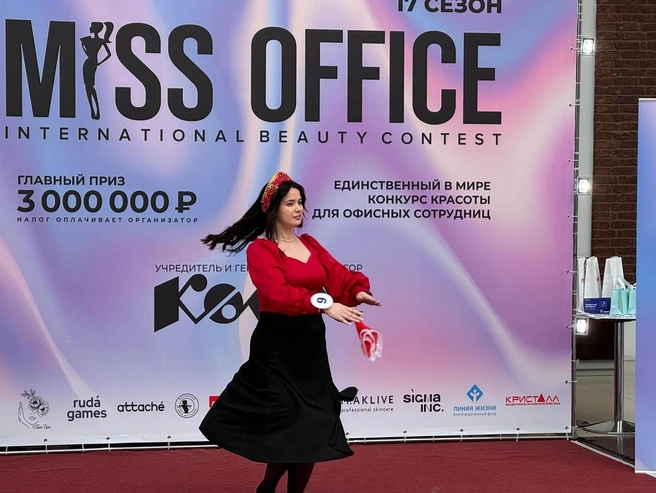 Анастасия Сутченко исполнила танцевальный номер во время творческой части. | Источник: Илья Чикотин / 72.RU