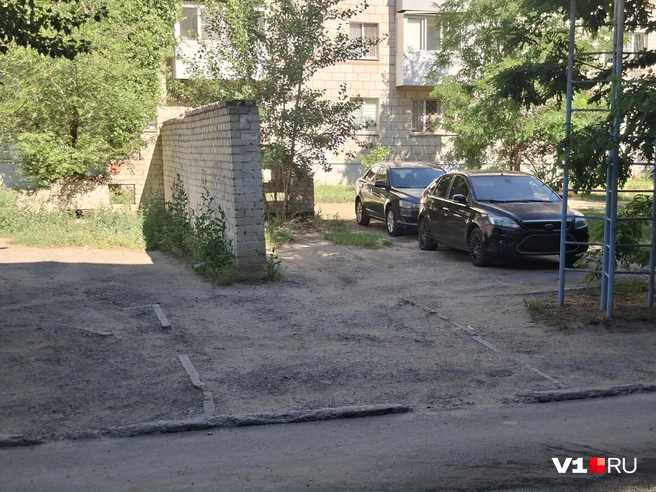 По словам горожан, забетонированный участок во дворе используется как парковка с момента своего создания | Источник: читатели V1.RU