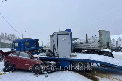 На трассе Тюмень-Ханты-Мансийск погиб водитель в аварии с грузовиками