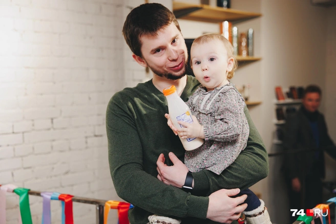 Теперь родители могут совмещать заботу о детях с удаленной работой | Источник: Дарья Пона / 74.RU