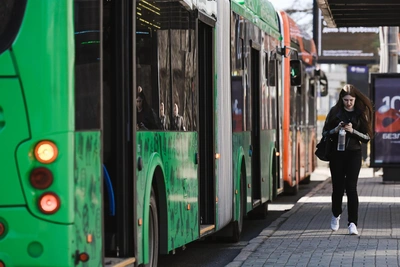 Мужчина ударил ребёнка и оскорбил пенсионерку в ангарском автобусе