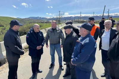 Осмотр поврежденной дороги в Буйнакском районе