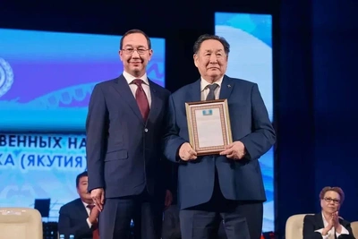 Айсен Николаев присвоил Виталию Басыгысову звание Почетного гражданина