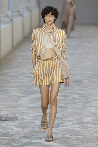 Alberta Ferretti ss25 | Источник: Ik Aldama