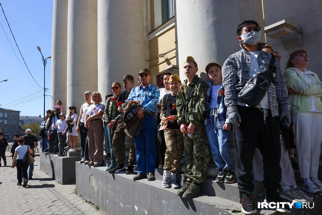 Парапеты у колонн иняза — одно из лучших мест для просмотра парада | Источник: Ксения Филимонова / «ИрСити»