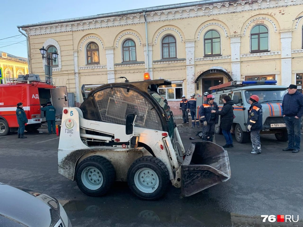 Для разбора завалов пригнали вот такую технику | Источник: Полина Зайцева