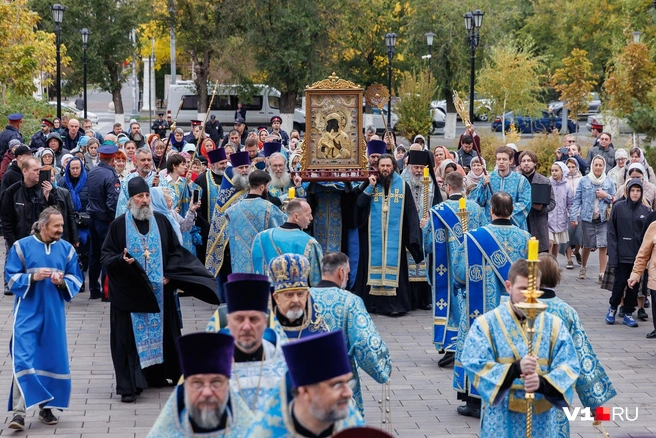 Великую русскую святыню проводили до врат храма десятки прихожан | Источник: Алексей Волхонский / V1.RU
