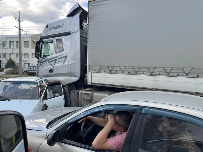 По словам свидетелей, в аварии участвовало три транспортных средства. | Источник: читатели V1.RU