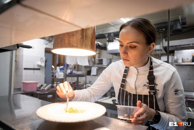 Шеф не только готовит, но и выполняет задачи менеджера | Источник: Владислав Лоншаков / E1.RU