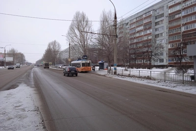 Frozen Fire Hydrant Floods Intersection in Ulyanovsk's Zavolzhsky District