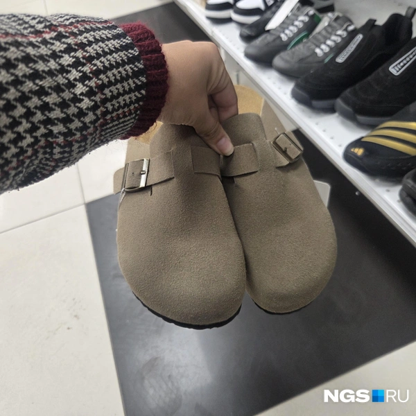 Сабо в стиле Birkenstock продают по две тысячи рублей  | Источник: Елизавета Шаталова / NGS.RU