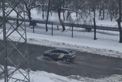 Улицу у Сада Победы затопило канализацией