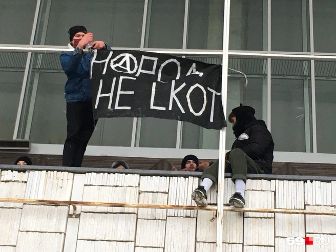 Один из самых запоминающихся флагов акции | Источник: Вероника Свизева