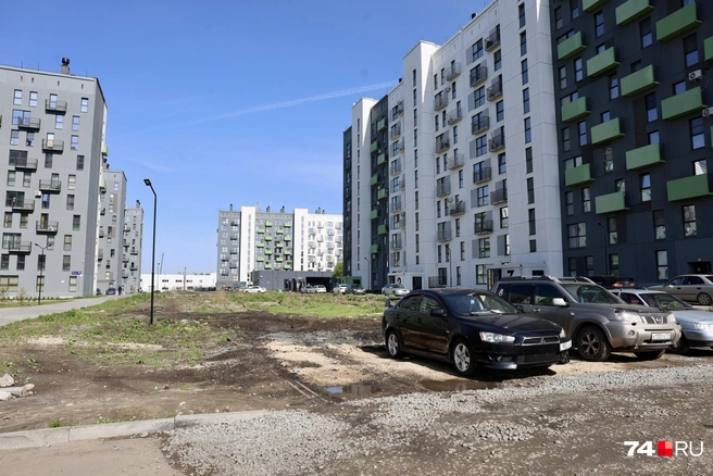 Парковку тоже толком не обустроить | Источник: Михаил Шилкин