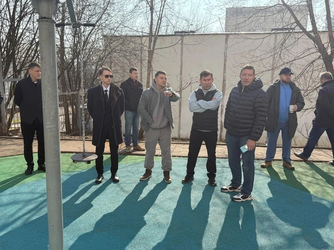 Глава ГБУ «Жилищник» Алексей Шиндяев (в черном жилете) на обходе района, а слева от него — Василий Полежаев | Источник: Владимир Осипов / Vk.com
