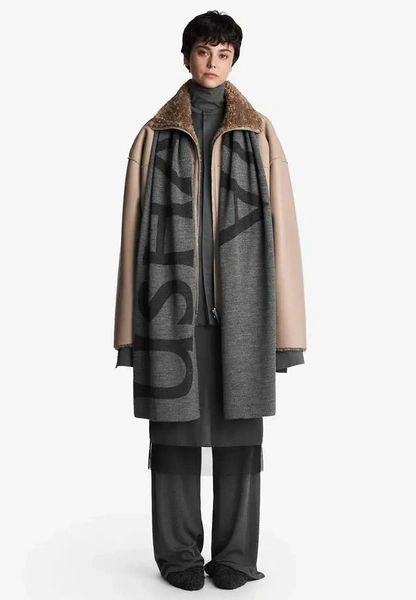 Olsen tuck: заправлять волосы под одежду — новый модный прием от сестер Олсен Olsen tuck: заправлять волосы под одежду — новый модный прием от сестер Олсен