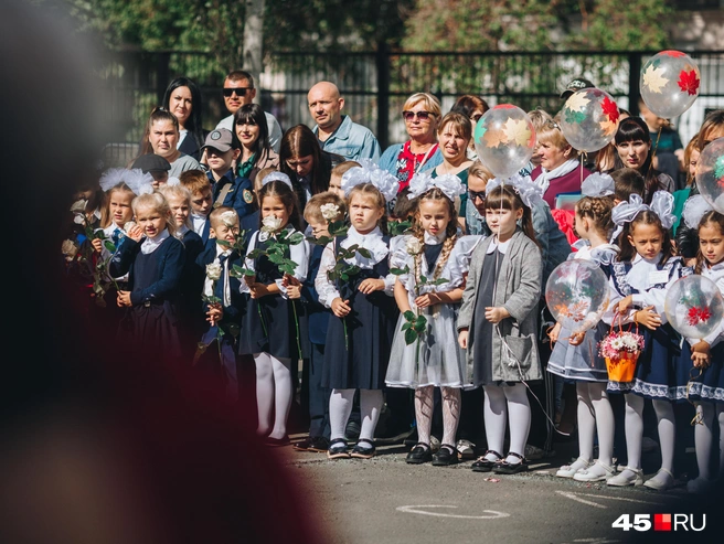 Самый волнительный день у первоклашек | Источник: Наталья Панова / 45.RU