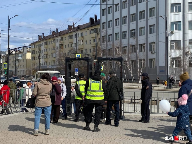 Театр начинается с вешалки, а народные гулянья в Якутске с поста охраны и металлодетектора | Источник: Надежда Ефимова / 14.RU