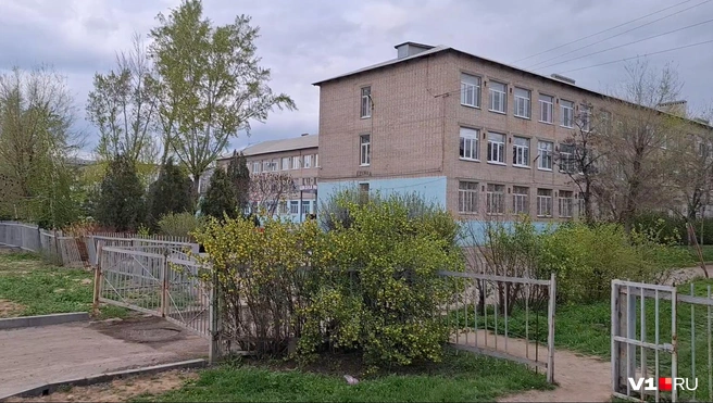 По словам учеников, школы рядом с местом убийства временно закрыли | Источник: Тимофей Крылов / V1.RU