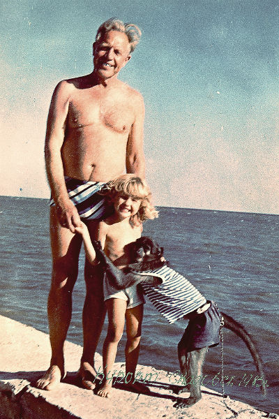 Дедушка с Наташей на Черноморском побережье в Скадовске, 1980-е годы
