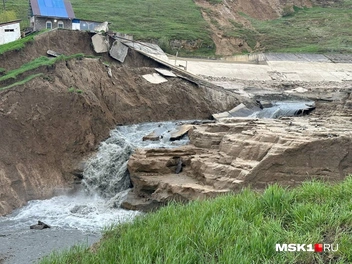 Вода шла вниз с дамбы, в пяти километрах от места трагедии | Источник: Екатерина Рябчук / MSK1.RU