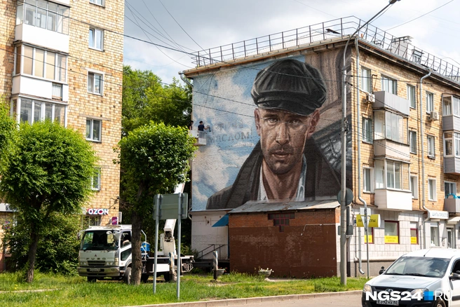 Этот мурал нанесли летом 2025 года | Источник: Мария Ленц / NGS24.RU