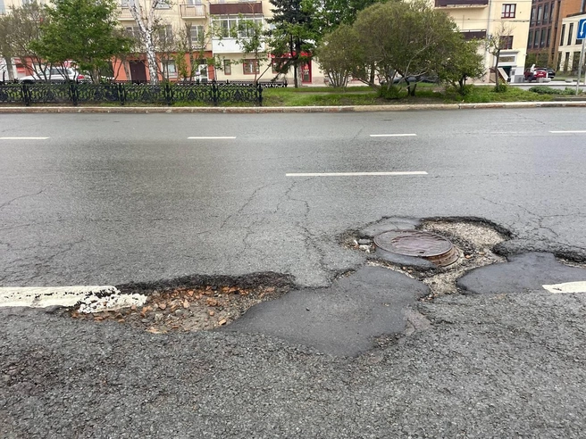 Провал асфальта на перекрёстке Красного проспекта и Колыванской улицы | Источник: Читатель НГС