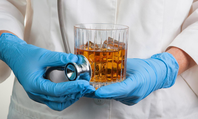 Нарколог Халитов перечислил топ-5 пьющих профессий в России: врачи в списке