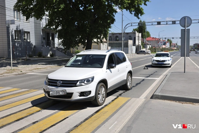 Volkswagen получил удар в бампер | Источник: Алексей Волхонский / V1.RU
