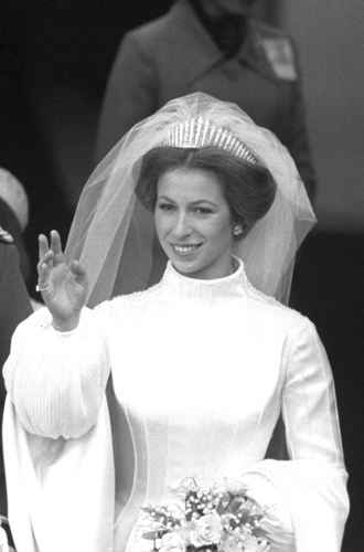 Принцесса АннаВ 1973 году Великобритания получила полноценную королевскую свадьбу – в Вестминстерском аббатстве с капитаном Марком Филиппсом венчалась единственная дочь Ее Величества, принцесса Анна. Свадьба Ее Высочества получилась очень элегантной, но не вычурной. Да, ее платье тоже было закрытым. Но не скучным – благодаря сложной конструкции рукавов. Были и пажи с цветочницами. А еще на голове у невесты сияла знаменитая тиара-франж Марии Текской, в которой выходила замуж мама Анны, Елизавета II.
