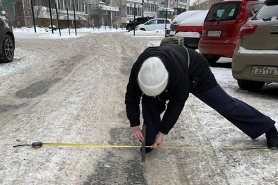 Driver Blamed for Accident on Snowy Road Despite Deep Ruts