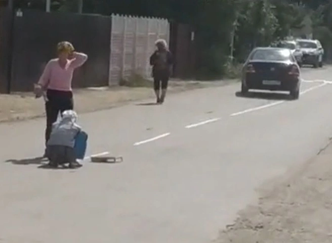 Видео: под Рязанью женщины рисуют дорожную разметку по линейке | ya62.ru
