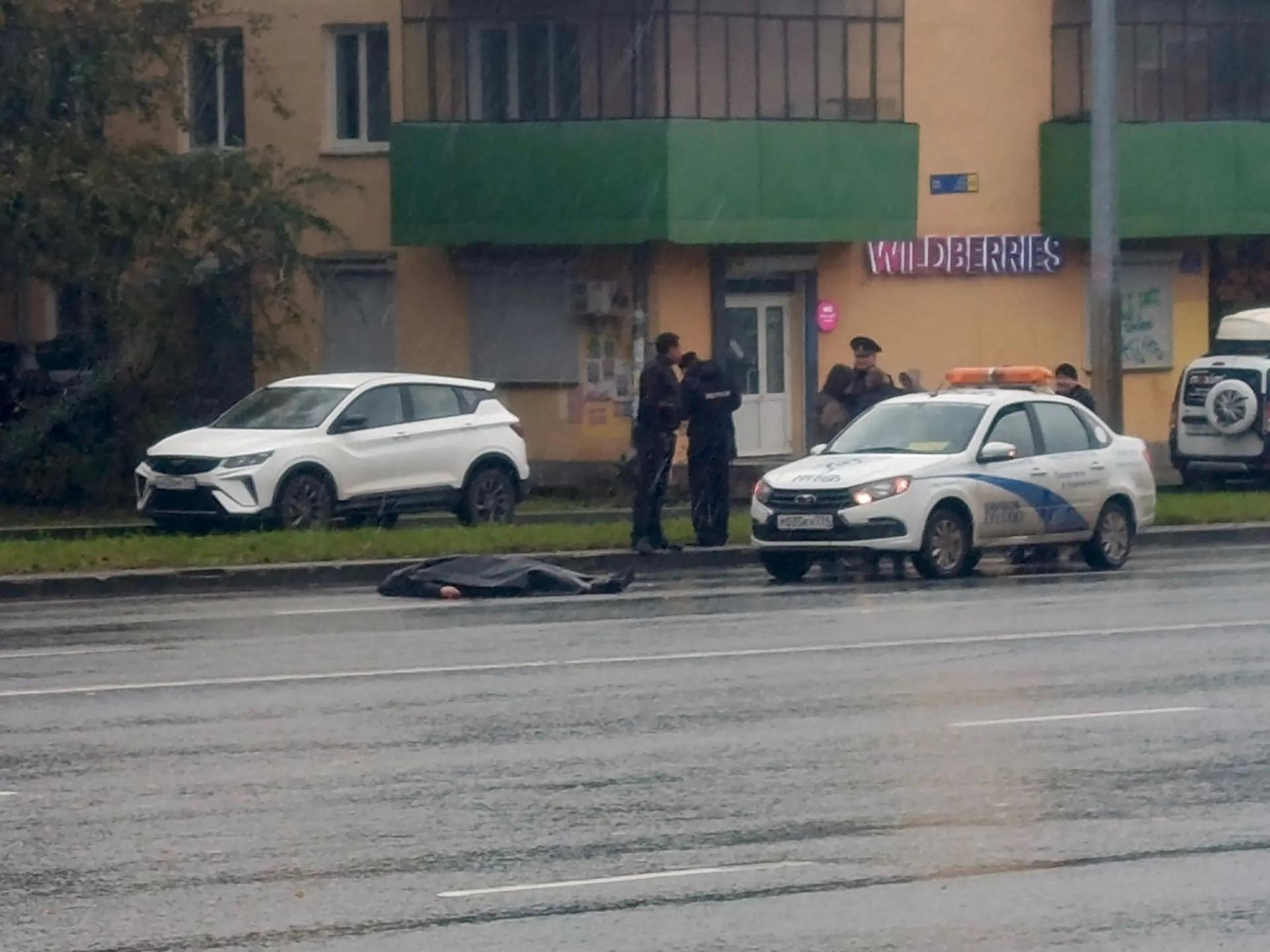В Челябинске прохожие посреди улицы обнаружили труп. Речь идет об убийстве