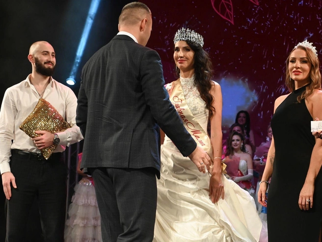 Эльвира испытала сильное волнение при получении короны | Источник: Дмитрий Емельянов / E1.RU