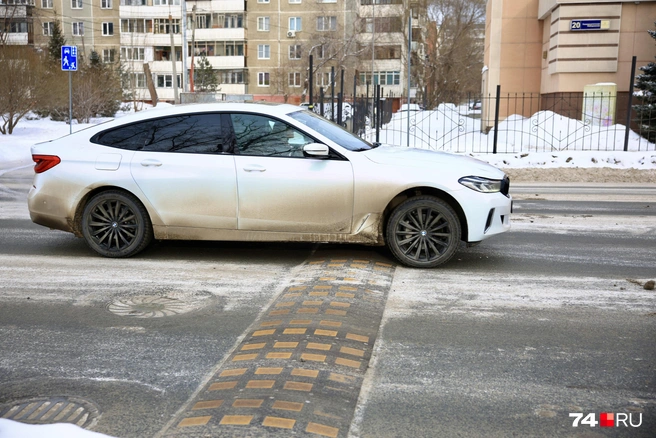 Чтобы сберечь подвеску, автомобилисты буквально плетутся по этой улице | Источник: Михаил Шилкин