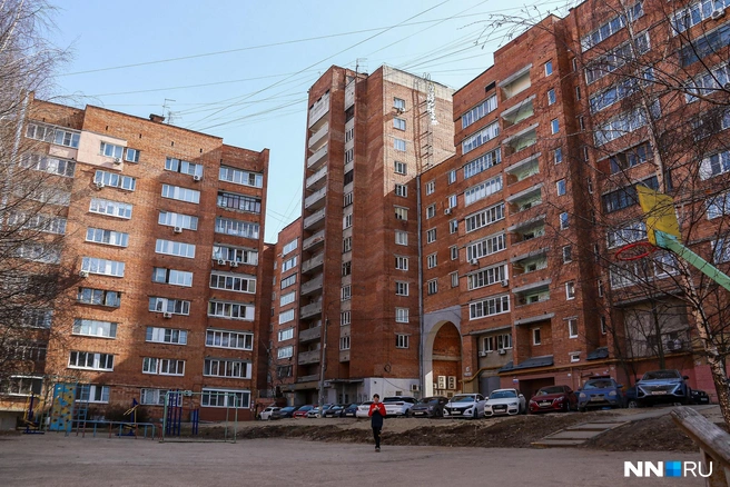 Угловатые дома находятся в центре города | Источник: Наталья Бурухина / NN.RU