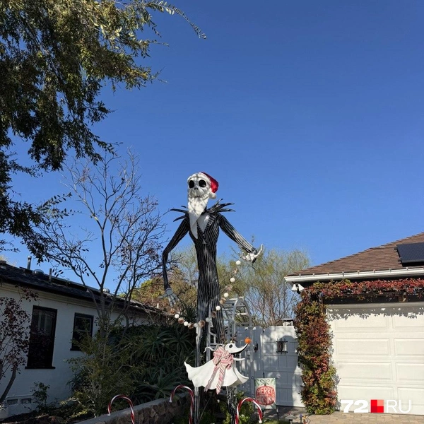 Еще один пример. Хэллоуин закончился, но героев этого праздника не убрали, а просто принарядили | Источник: Читатель 72.RU