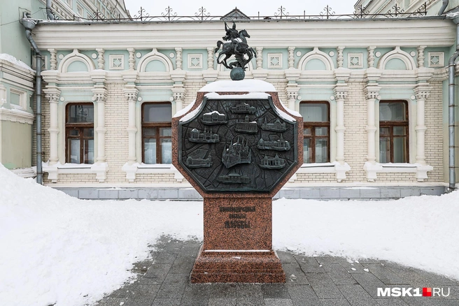 …с другой стороны — барельеф с изображением всех вокзалов Москвы | Источник: Артем Устюжанин / MSK1.RU