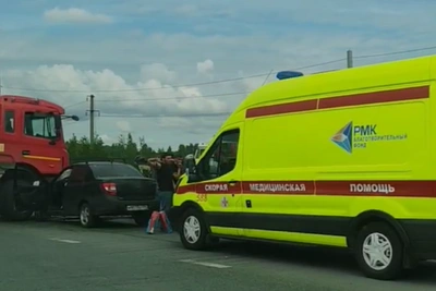 Lada Granta врезалась в грузовик на выезде из Челябинска