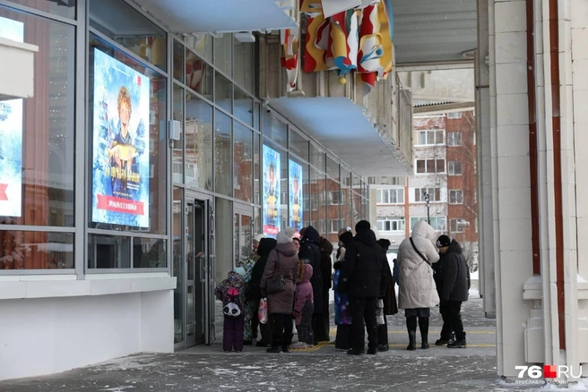 Ближе к 11 у театра начала выстраиваться небольшая очередь