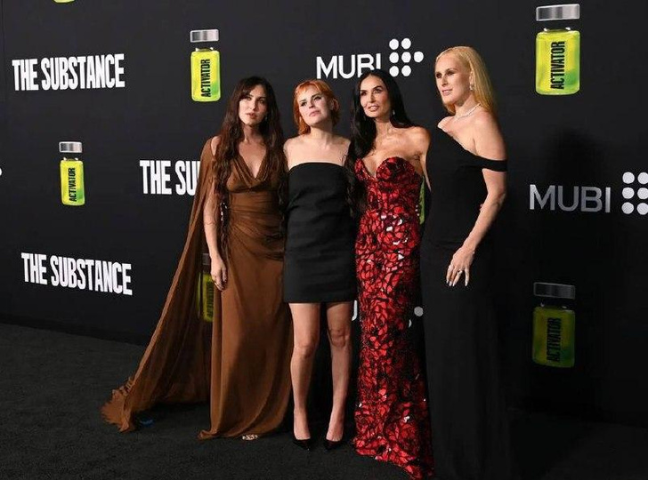 Слишком красивая для фильма ужасов: Деми Мур и ее три дочери на премьере фильма «Субстанция»